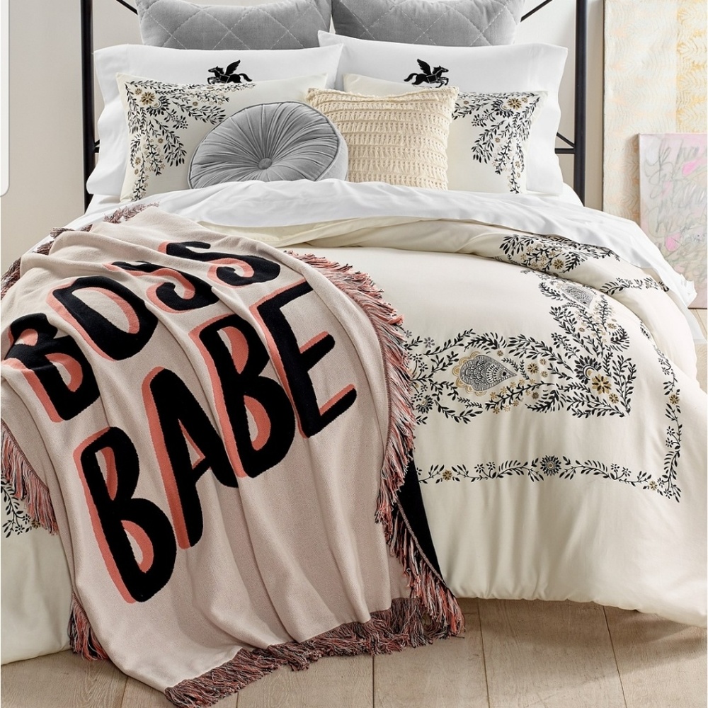 Martha Stewart Throw. BOSS BABE💕